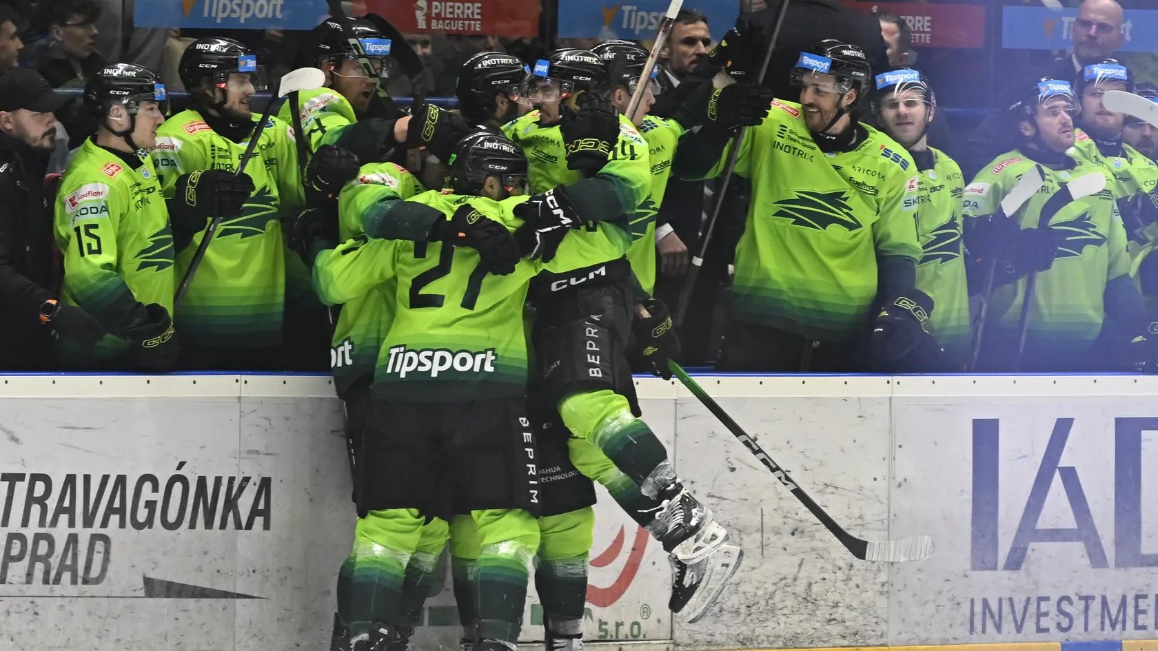 Na snímke radosť hráčov Žiliny v šiestom zápase štvrťfinále play off hokejovej Tipsport ligy HK Poprad - Vlci Žilina 28. marca 2026 v Poprade. FOTO TASR - Michal Svítok