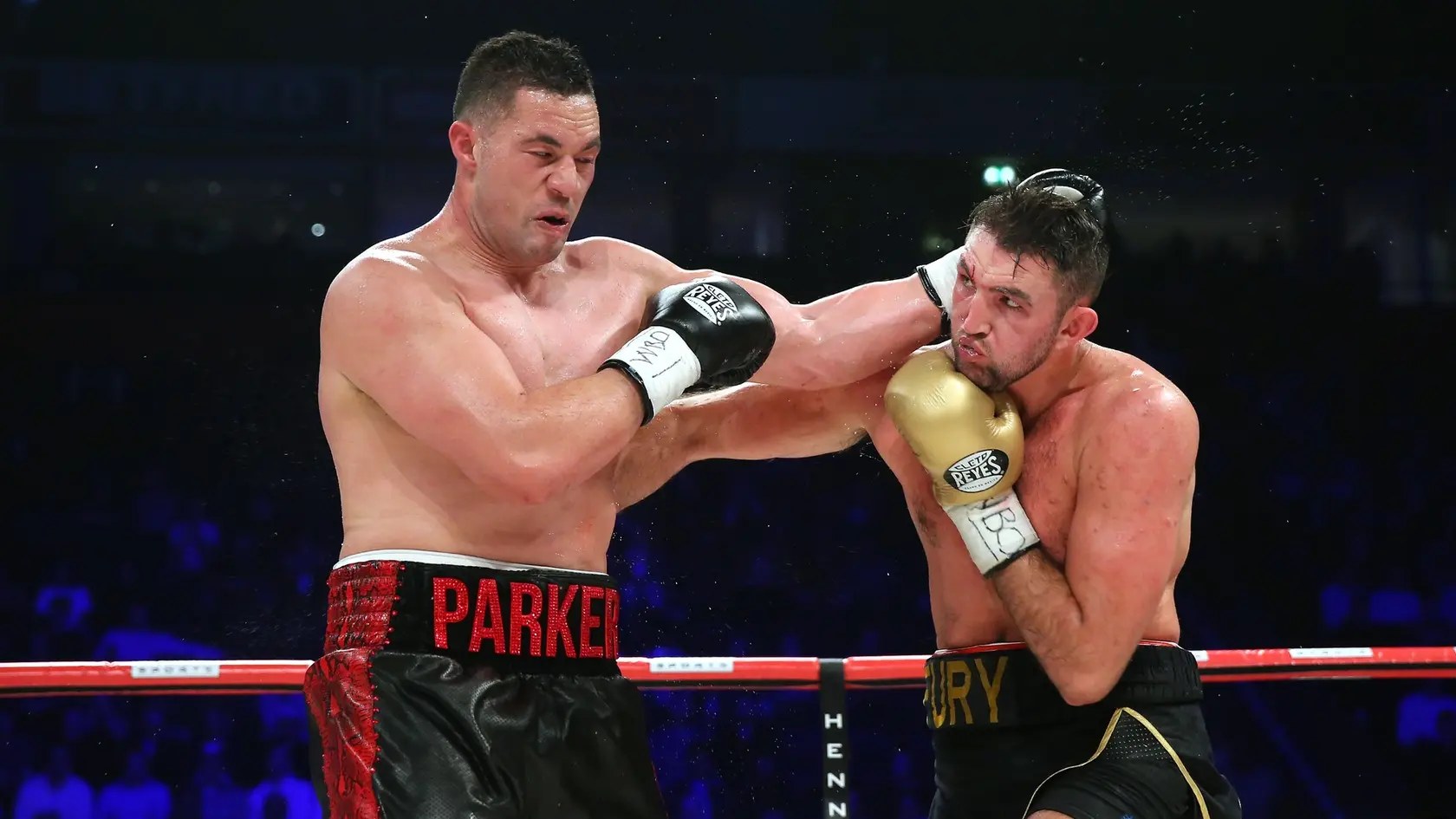 Novozélandský boxer Joseph Parker úspešne obhájil majstrovský opasok v superťažkej váhe. 