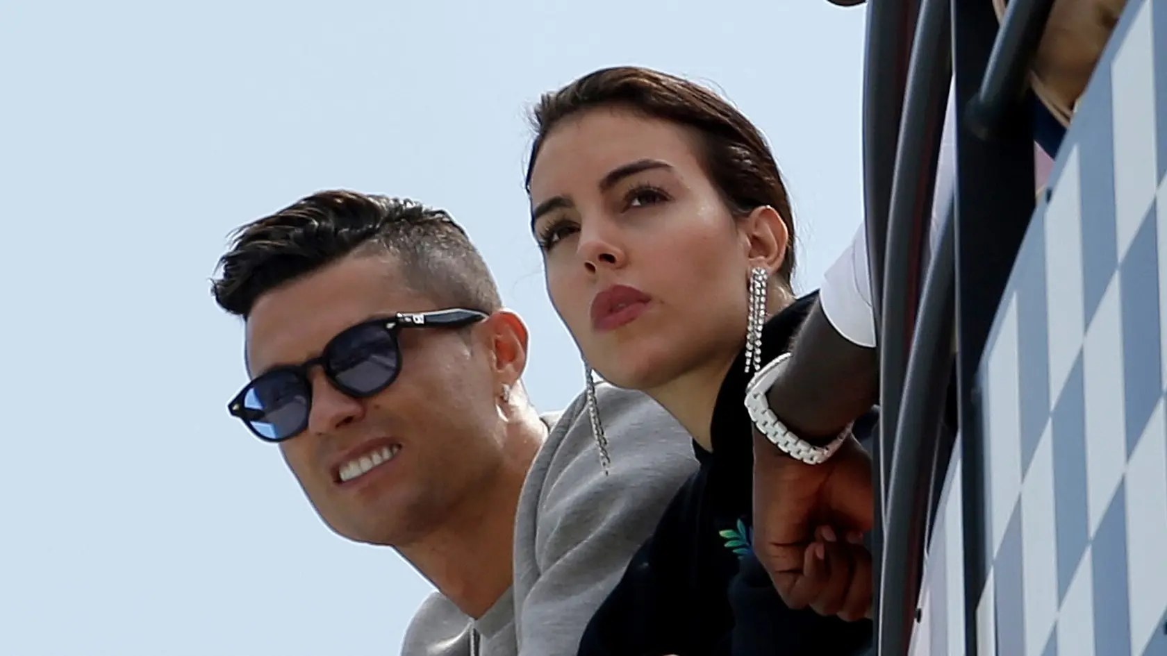 Na archívnej snímke portugalský futbalista Cristiano Ronaldo (vľavo) a jeho partnerka Georgina Rodriguezová.