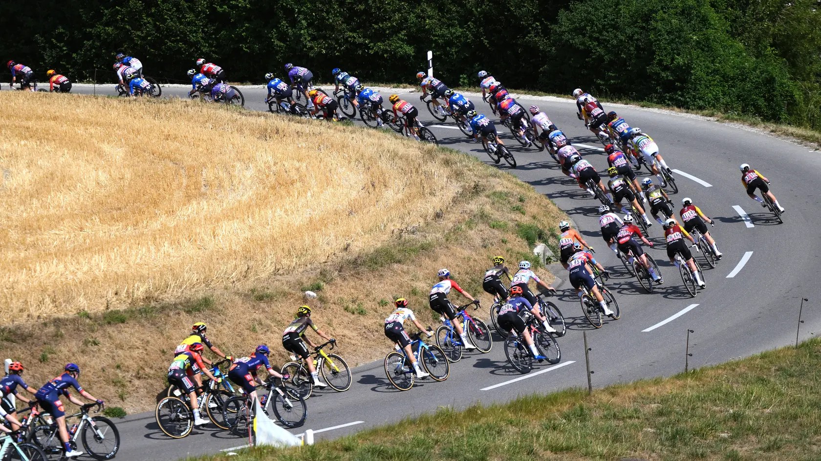 Tour de France Femmes otriasa bizarný škandál. Medzinárodnú cyklistickú úniu (UCI) nalieha niekoľko špičkových tímov, aby zaviedla prísne kontroly oblečenia.